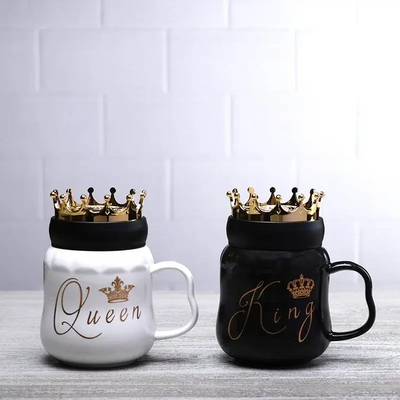 Набір чашок керамічних 350 мл Queen&King з кришкою та ложкою 2 штуки HPCYYDX993 фото